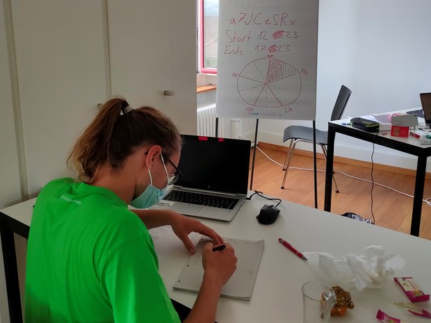 Raphael Burkhardt an der Prüfung, Quelle: Physik-Olympiade, physics.olympiad.ch
