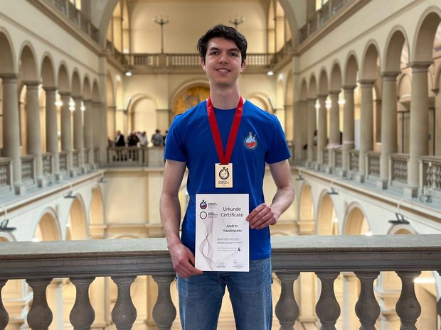 Andrin Hauenstein hat mit seiner herausragenden Leistung eine Goldmedaille gewonnen. Bildquelle: Luca Ferrari, IChO 2023