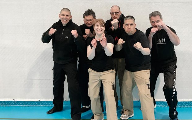 Selbstverteidigung-Trainerteam-Mädchen