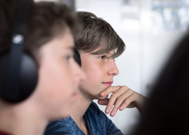 Schüler lernen am Computer