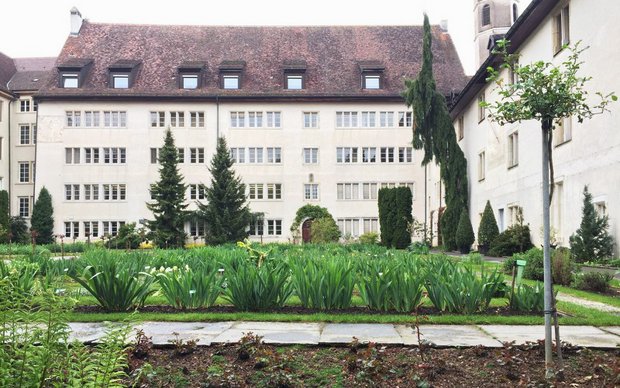 Gymnasium von Porrentruy mit Gartenanlage