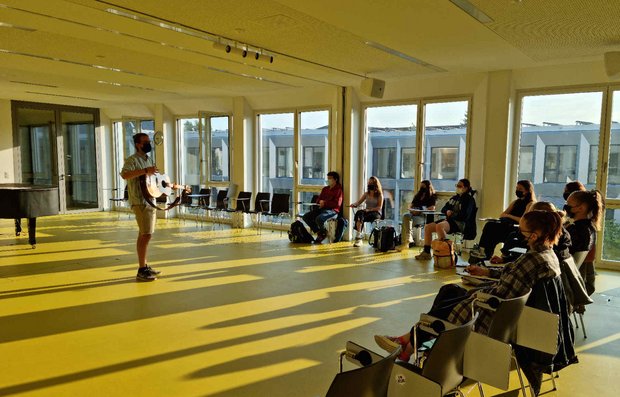 Singer-Songwriter besucht die Kantonsschule