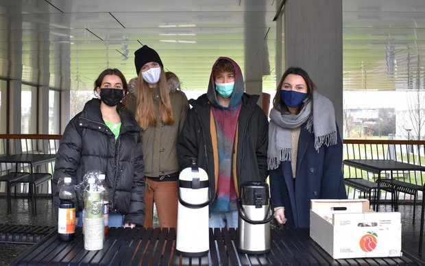 Gemeinsam verpacken wir wieder Glück, Leandra Brandenberg, G5c / Jonas Morf, G6c / Marina Joss, G6a 