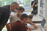Bundesrat Parmelin verfolgt den Verlauf eines Experiments