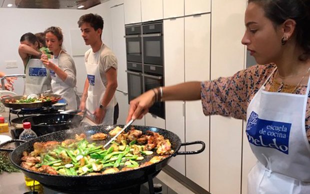 Paella-Kochen.