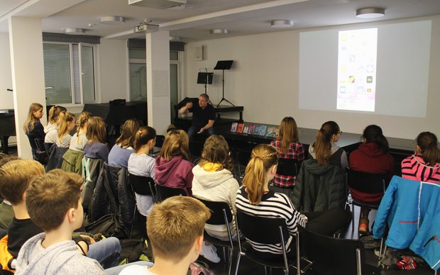 Rückblick auf Lesung und Workshop von Manfred Theissen zum Thema «Fake News»