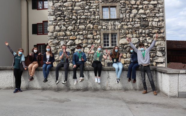 Dritte von links: Nora Beinbrech_ganz rechts: Farkas Kulcsar, Quelle: Till Epprecht, biology.olympiad.ch