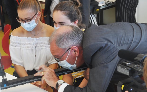 Bundesrat Parmelin führt ein Experiment durch