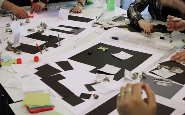 Arbeiten an den Plänen – Architekturworkshop an der KUS