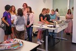 Die Schülerinnen des SPF Latein bereiten sich vor auf die Siegerehrung mit Preisverleihung