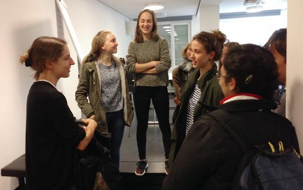 Laura de Weck: Die Theaterautorin, Schauspielerin und Kolumnistin Laura de Weck las an der Kantonsschule Uster.