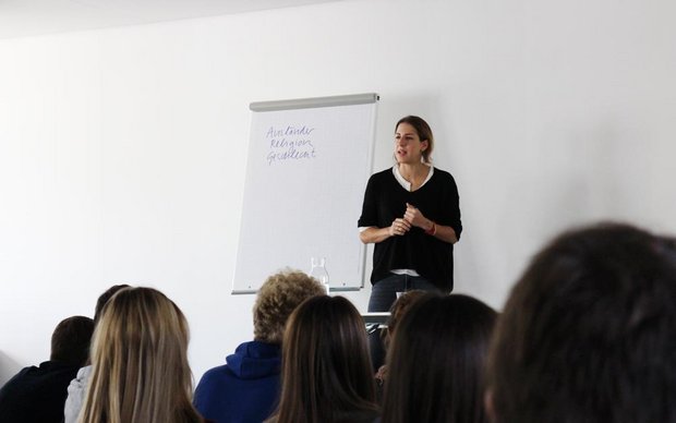 Laura de Weck: Die Theaterautorin, Schauspielerin und Kolumnistin Laura de Weck las an der Kantonsschule Uster.