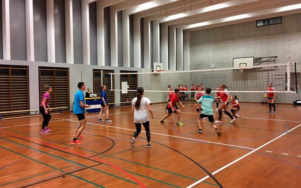 Die Klasse in einem Volley-Freundschaftsspiel