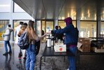 Gemeinsam verpacken wir wieder Glück, Leandra Brandenberg, G5c / Jonas Morf, G6c / Marina Joss, G6a 