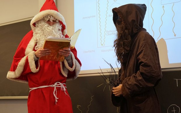 Samichlaus und Schmutzli an der KUS! Schülerfoto: Lisa Gehrig; G4e 