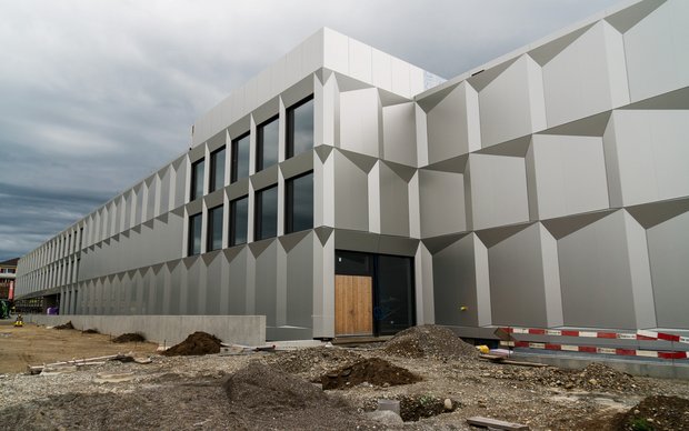 Westfassade des Neubaus