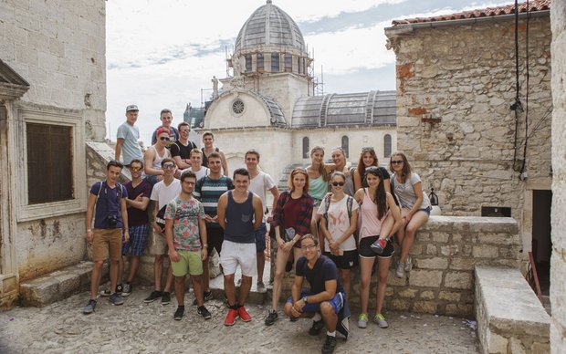 Klassenfoto (Hintergrund der Dom von Sibenik)